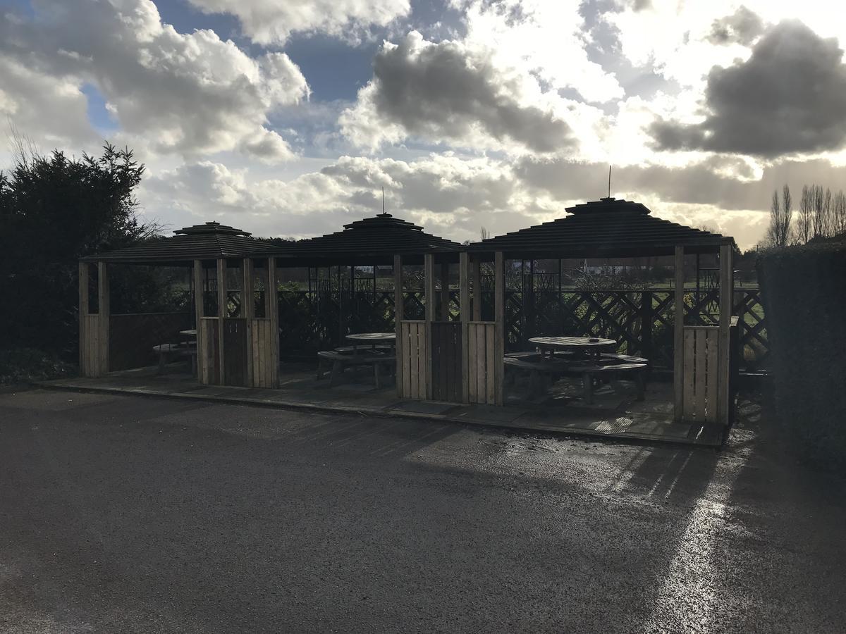 The Black Bull Inn Fyfield  Exterior photo